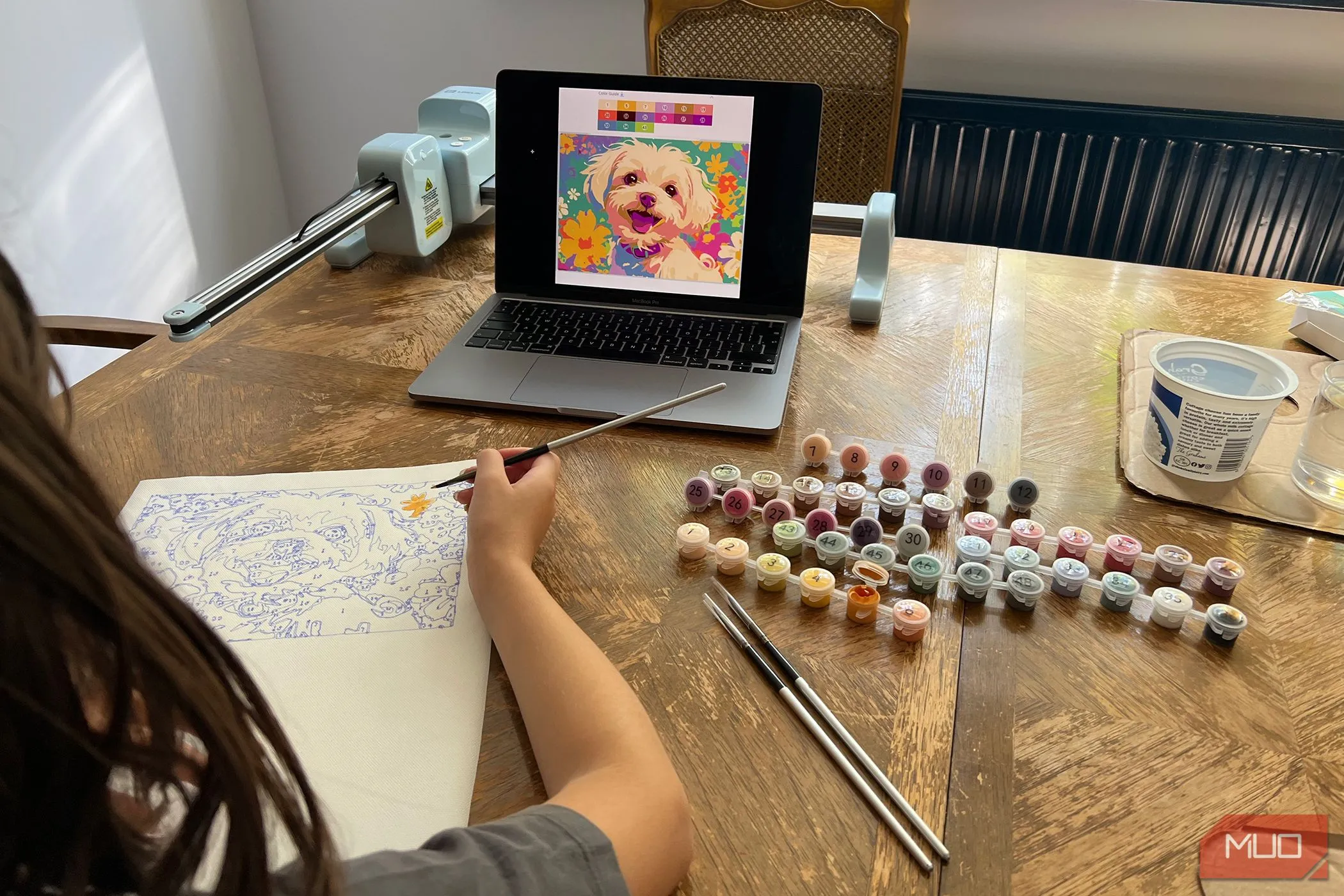 Trẻ em đang tô màu bức tranh chó được tạo bởi LOKLiK iPaint theo phương pháp số hóa