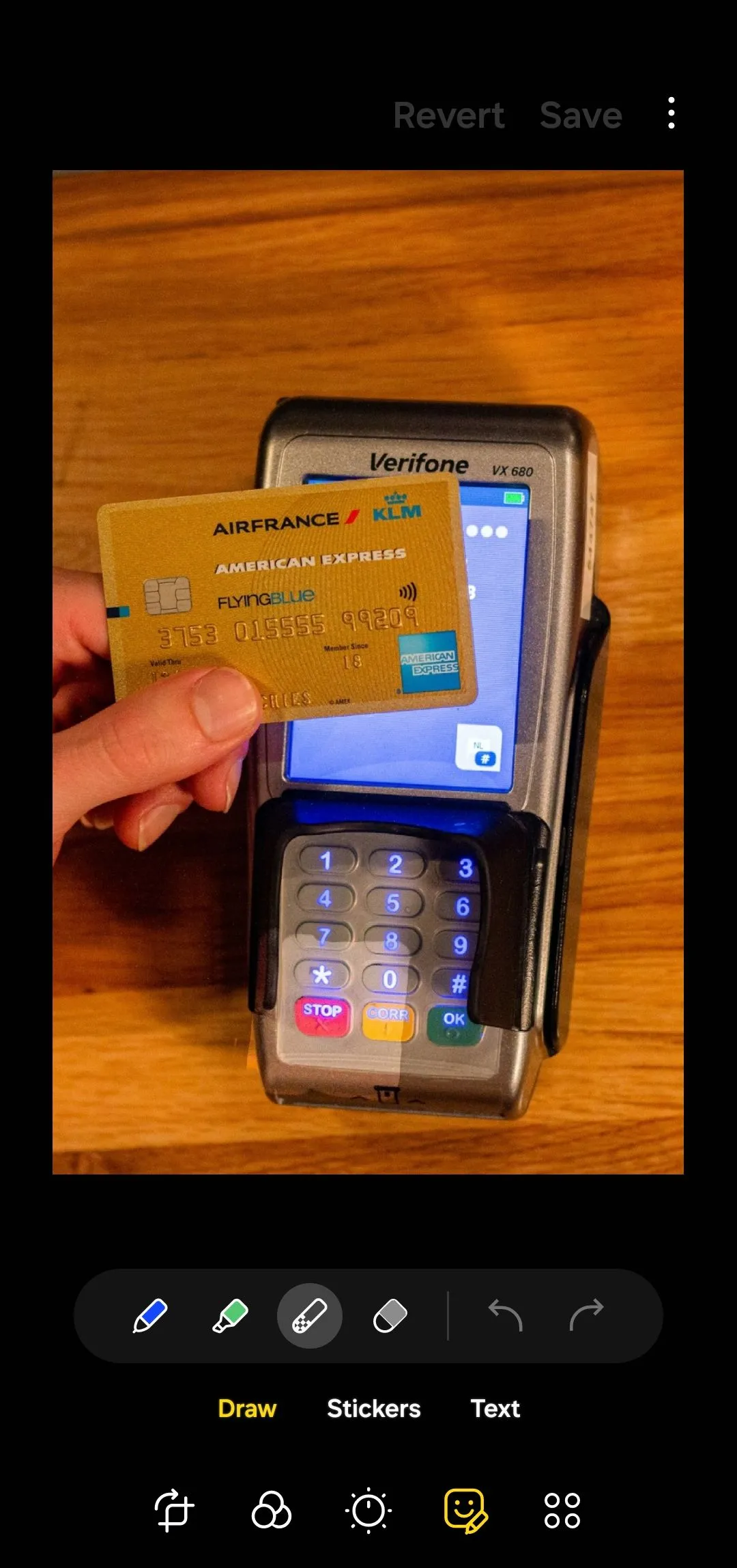 Trình chỉnh sửa ảnh trong ứng dụng Thư viện (Gallery) của Samsung hiển thị bức ảnh thẻ tín dụng sẵn sàng để làm mờ.