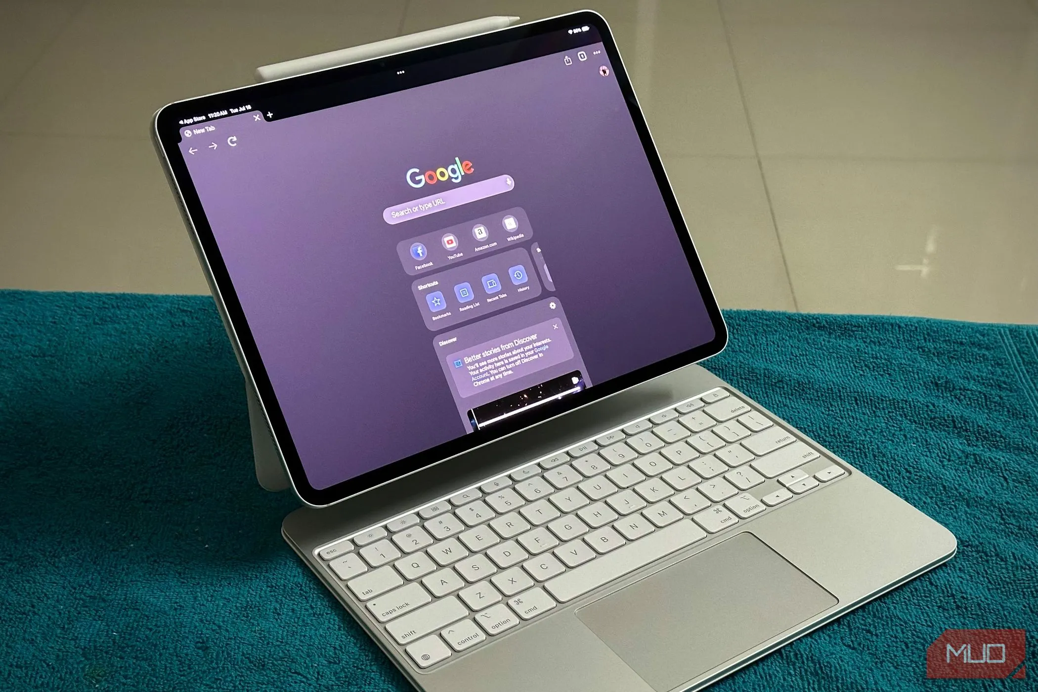 Trình duyệt Google Chrome trên iPad Pro gắn với bàn phím Magic Keyboard, minh họa việc sử dụng bàn phím rời cho máy tính bảng.