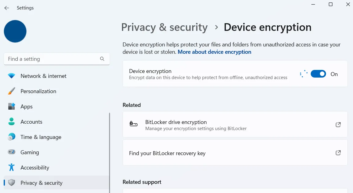 Tùy chọn mã hóa thiết bị BitLocker trong cài đặt Quyền riêng tư &amp; bảo mật của Windows 11