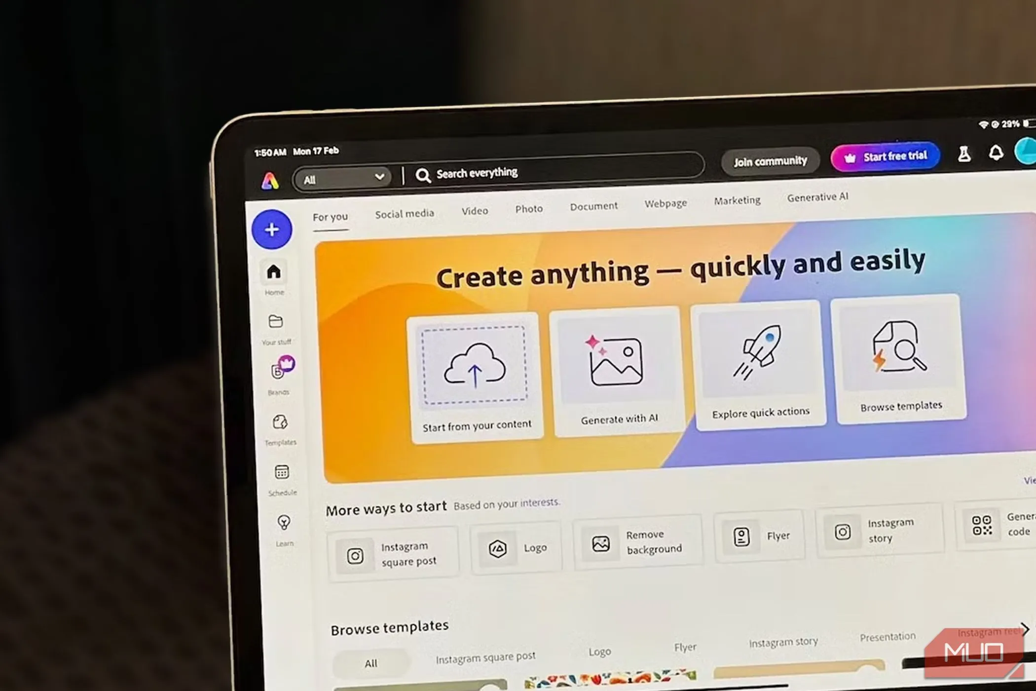 Ứng dụng Adobe Express đang mở trên iPad, minh họa giao diện làm việc