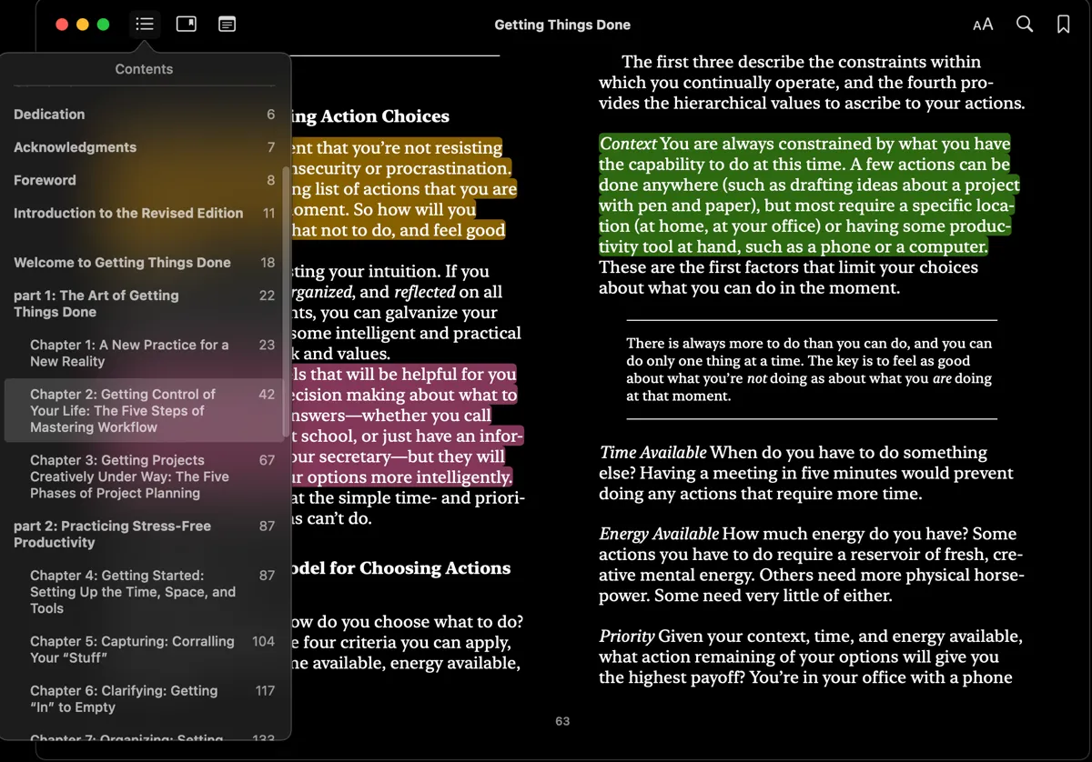 Ứng dụng Apple Books hiển thị sách &quot;Getting Things Done&quot; với các đoạn văn được đánh dấu, minh họa việc tương tác chủ động với tài liệu đọc.