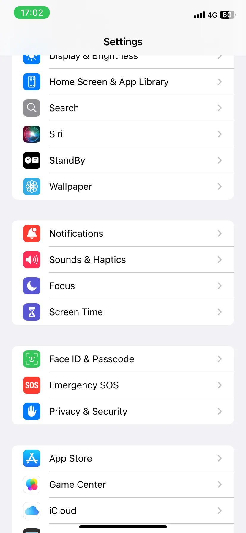 Ứng dụng Cài đặt iPhone với tùy chọn Thông báo nằm ở giữa