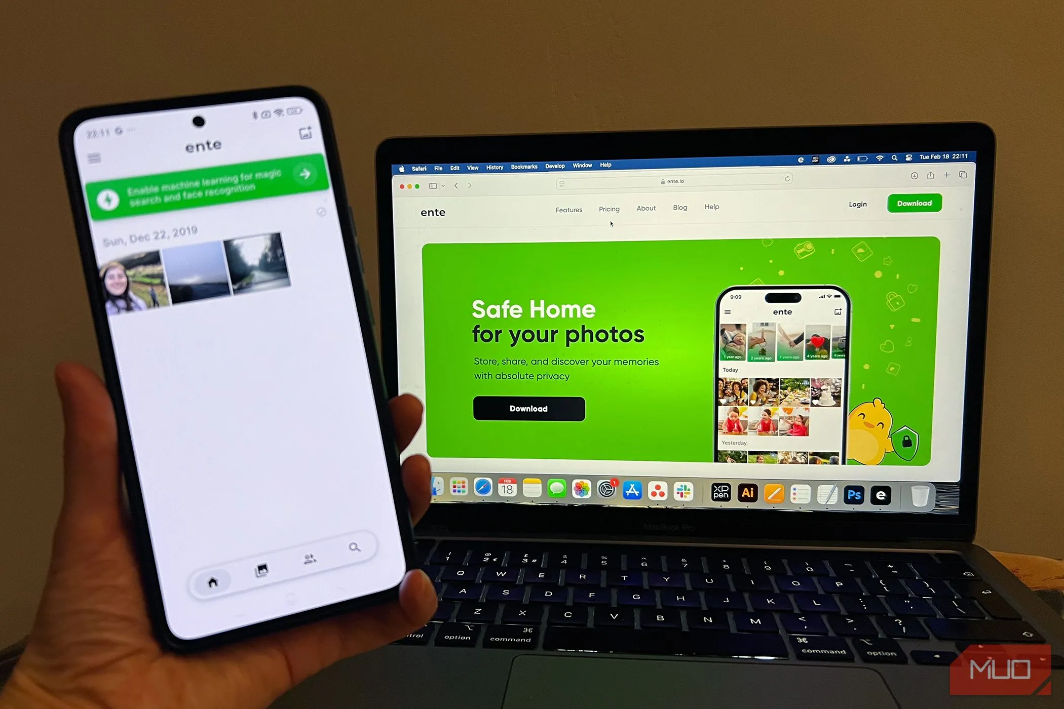 Ứng dụng Ente Photos hoạt động trên cả điện thoại Android và MacBook Pro, cung cấp giải pháp lưu trữ hình ảnh và video mã nguồn mở bảo mật.