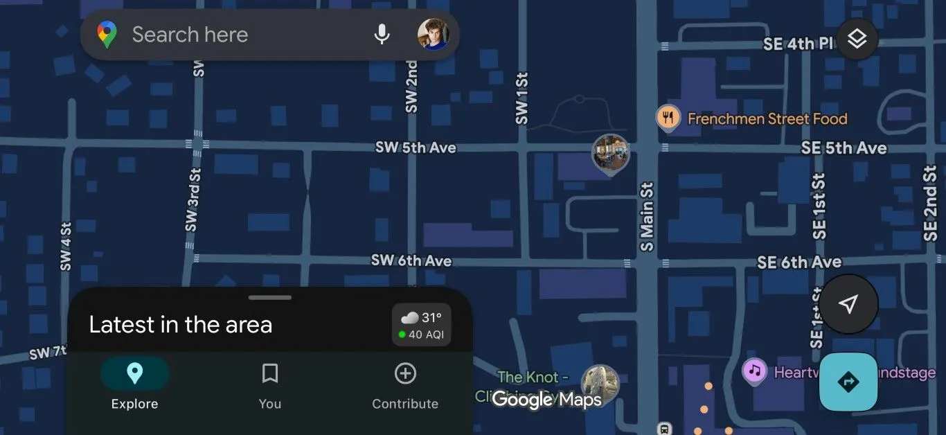 Ứng dụng Google Maps hiển thị trong chế độ tối (Dark Mode) trên điện thoại, tối ưu cho việc tiết kiệm pin.
