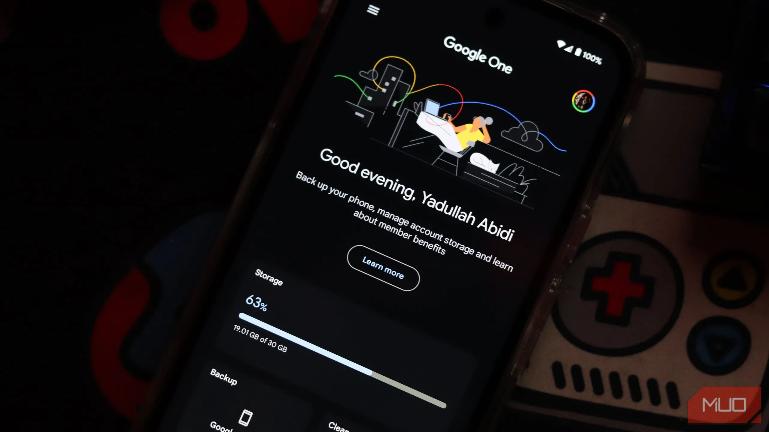 Ứng dụng Google One đang hiển thị trên màn hình điện thoại thông minh, minh họa khả năng quản lý tài khoản và chia sẻ lợi ích với gia đình.