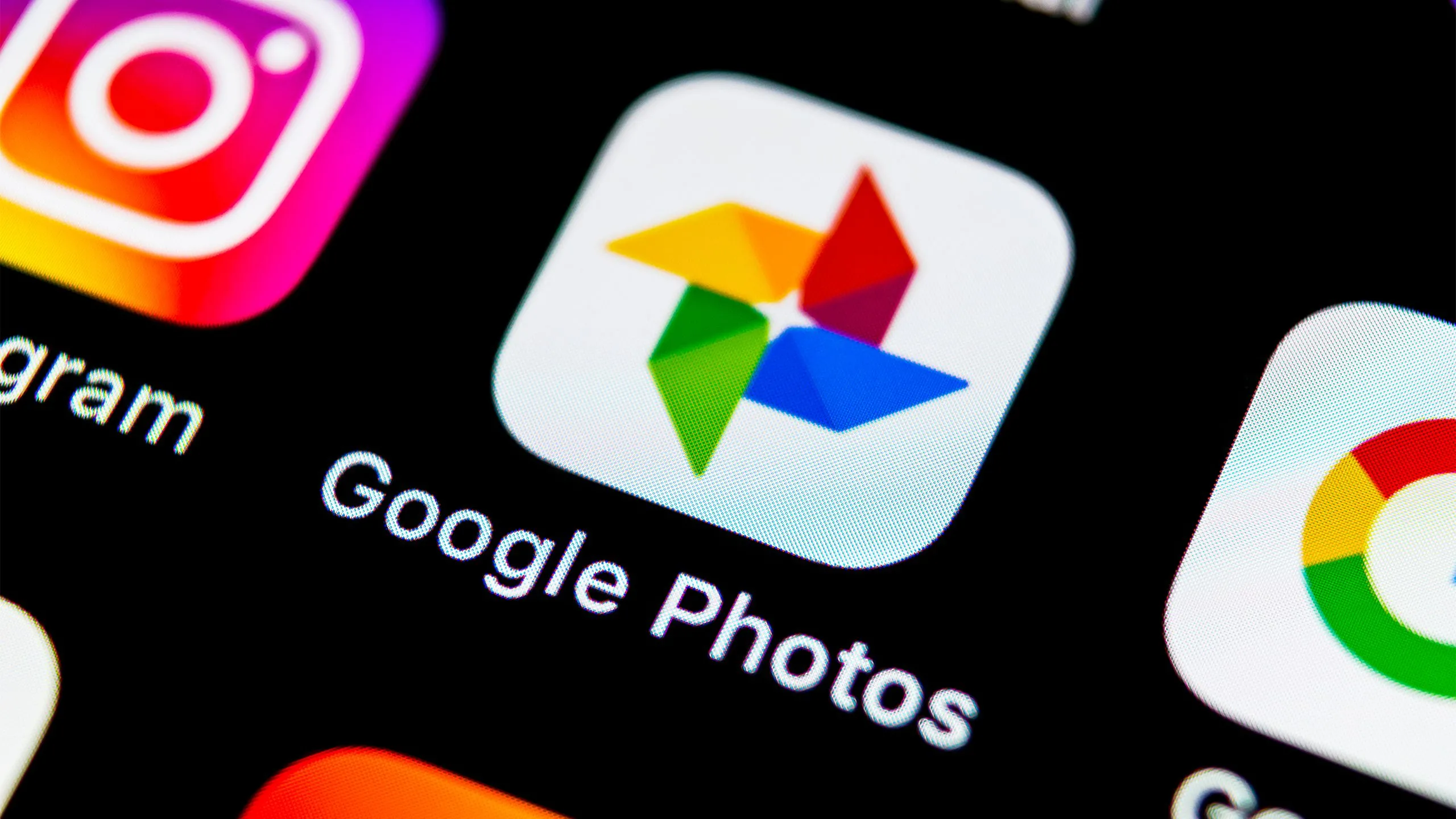 Ứng dụng Google Photos được mở trên màn hình điện thoại thông minh.