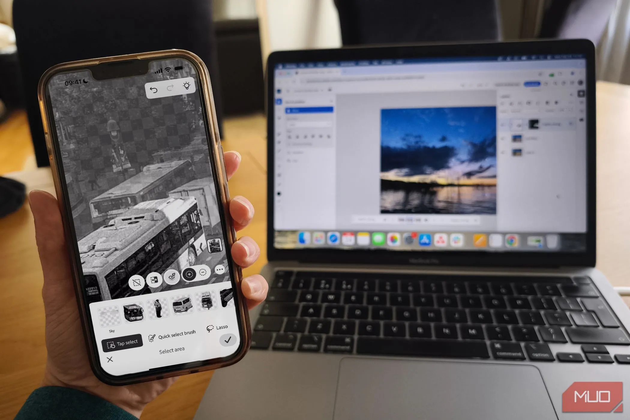 Ứng dụng Photoshop Mobile trên điện thoại và Photoshop trên nền tảng web hiển thị trên MacBook, minh họa gói đăng ký tích hợp.