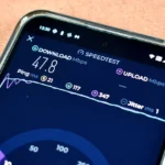 Ứng dụng Speedtest của Ookla hiển thị kết quả kiểm tra tốc độ mạng di động trên điện thoại thông minh