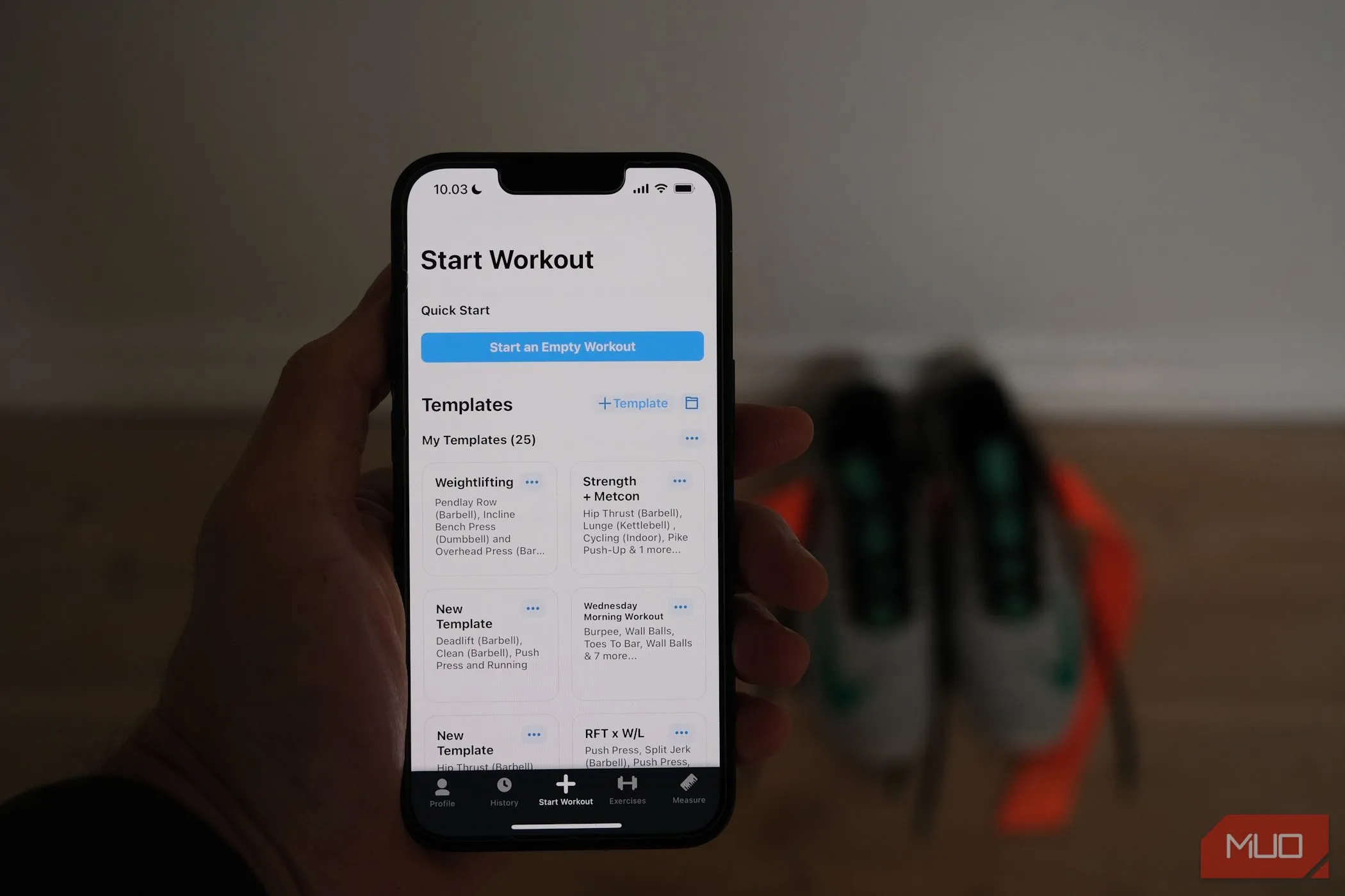 Ứng dụng theo dõi luyện tập trên iPhone với giày chạy bộ làm nền, minh họa cho việc ưu tiên vận động.