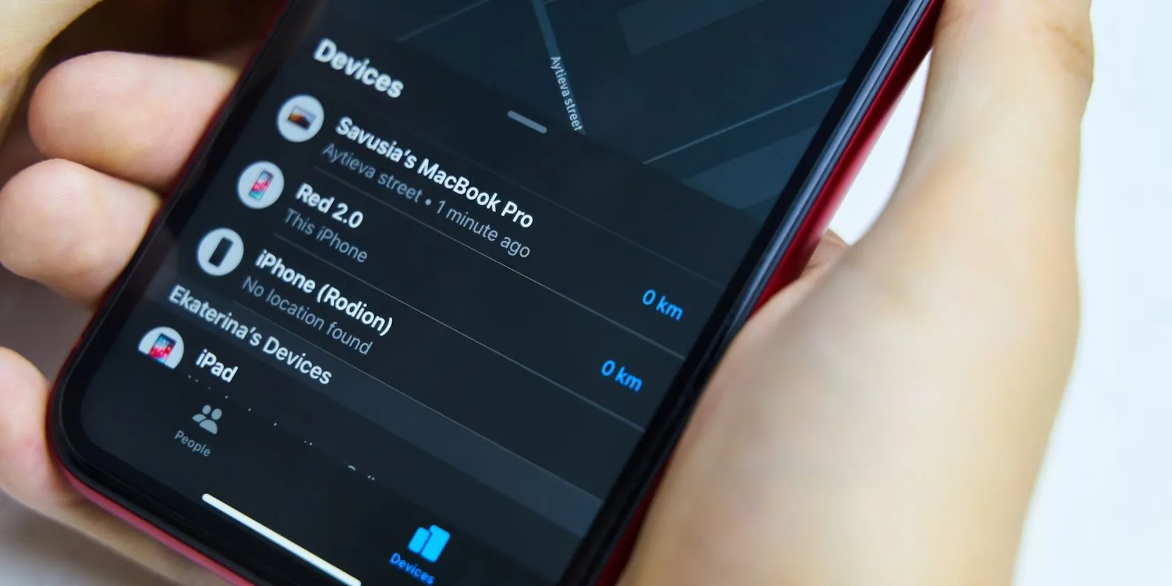 Ứng dụng Tìm trên iPhone hiển thị thiết bị ngoại tuyến, minh họa tính năng Precision Finding AirTag