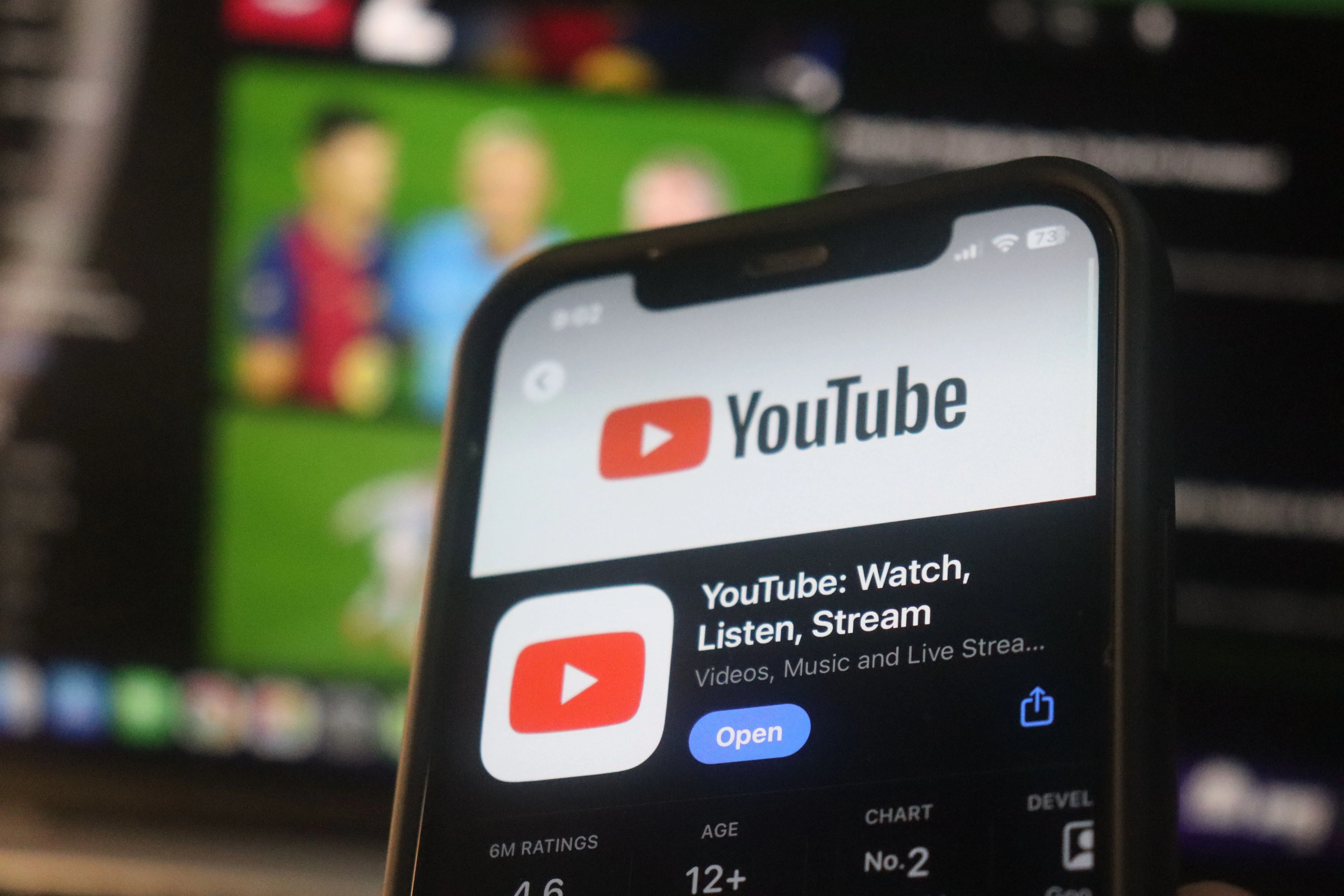Ứng dụng YouTube trên điện thoại với tính năng "Play Something" mới