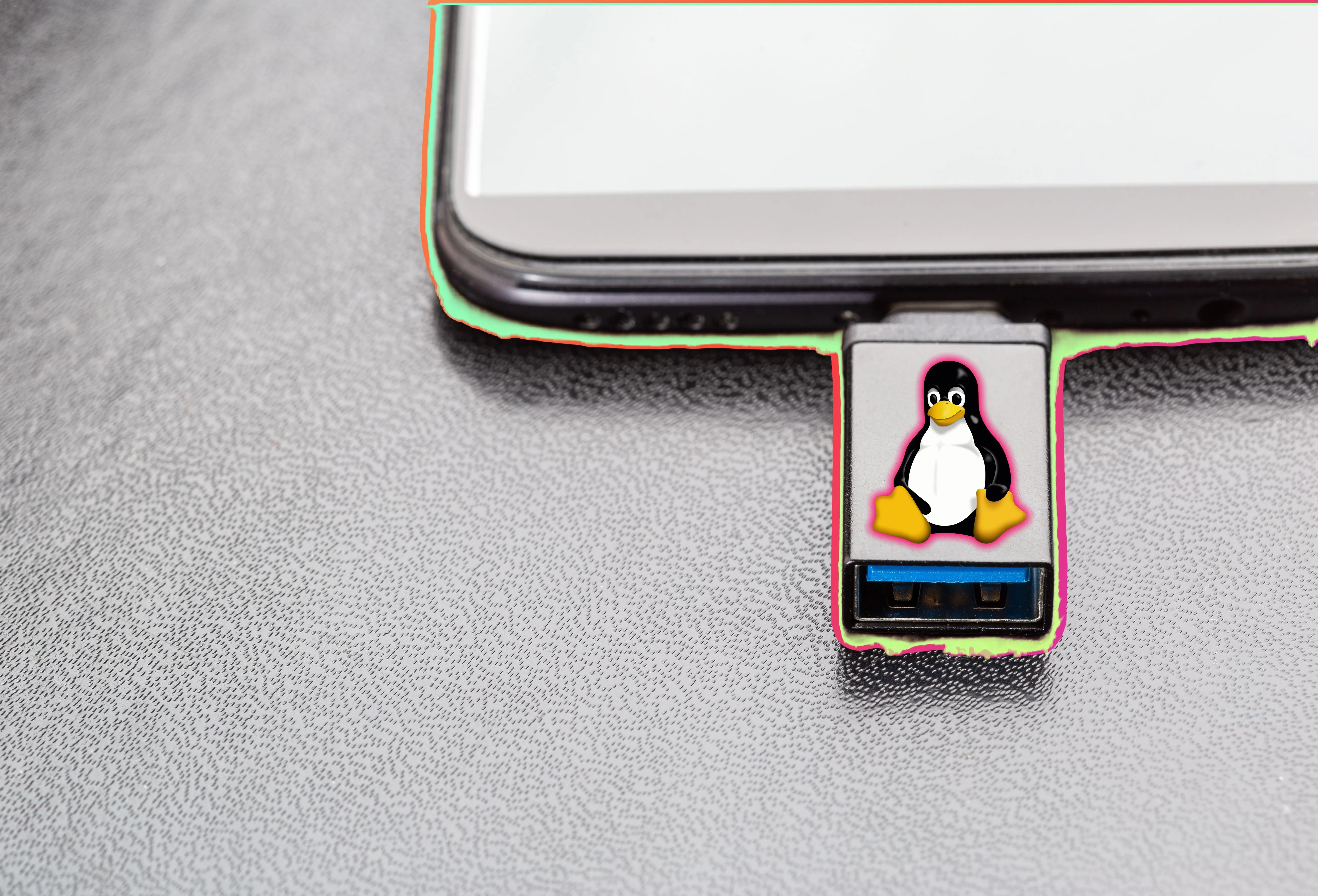 USB cứu hộ SystemRescue với logo Linux Tux gắn vào laptop