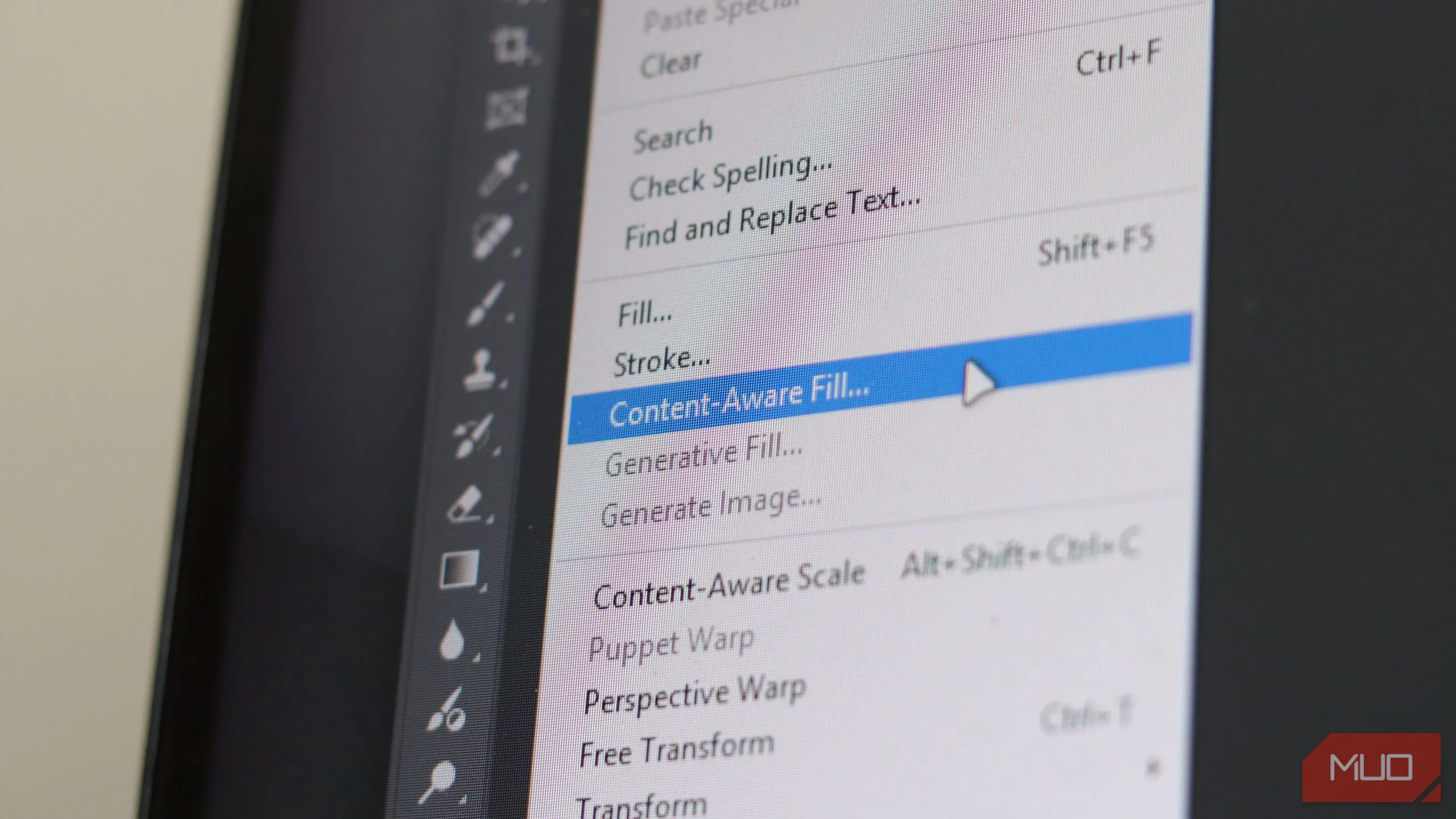 Ví dụ về tính năng Content-Aware Fill trong Adobe Photoshop giúp loại bỏ vật thể khỏi ảnh một cách tự động và liền mạch