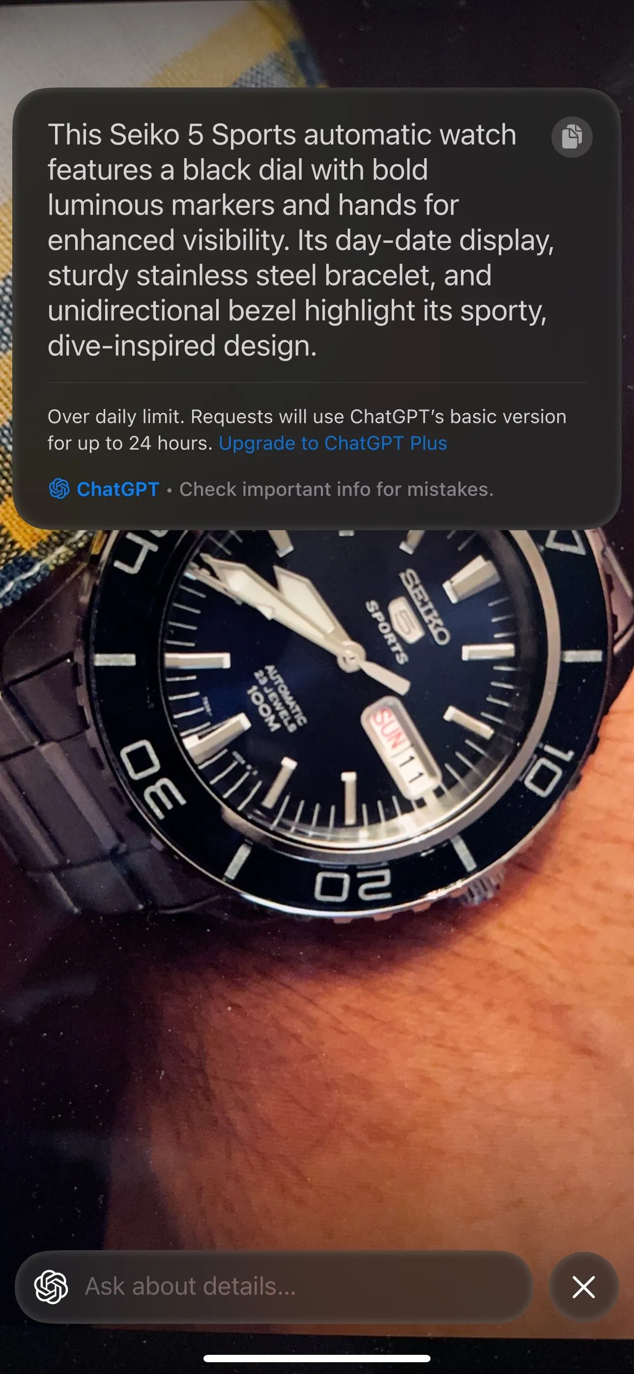 Visual Intelligence trên iPhone 15 Pro đang tra cứu thông tin về một đôi giày sneaker.