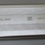 Vỏ bọc ngoài (enclosure) cho ổ cứng được đặt trên bàn, minh họa việc biến ổ cứng cũ thành ổ di động.