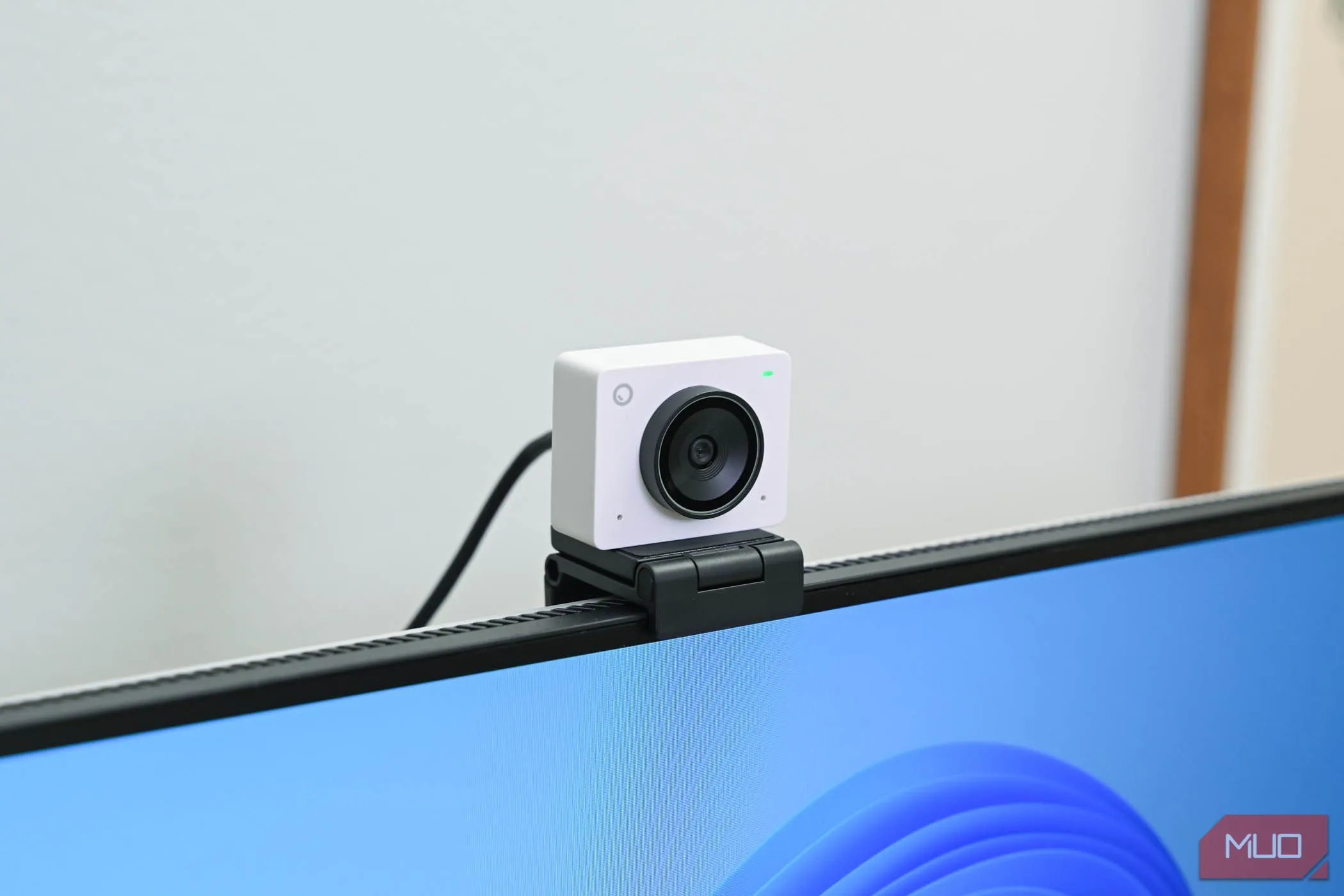Webcam OBSBOT Meet 2 được đặt trên màn hình máy tính từ góc bên trái