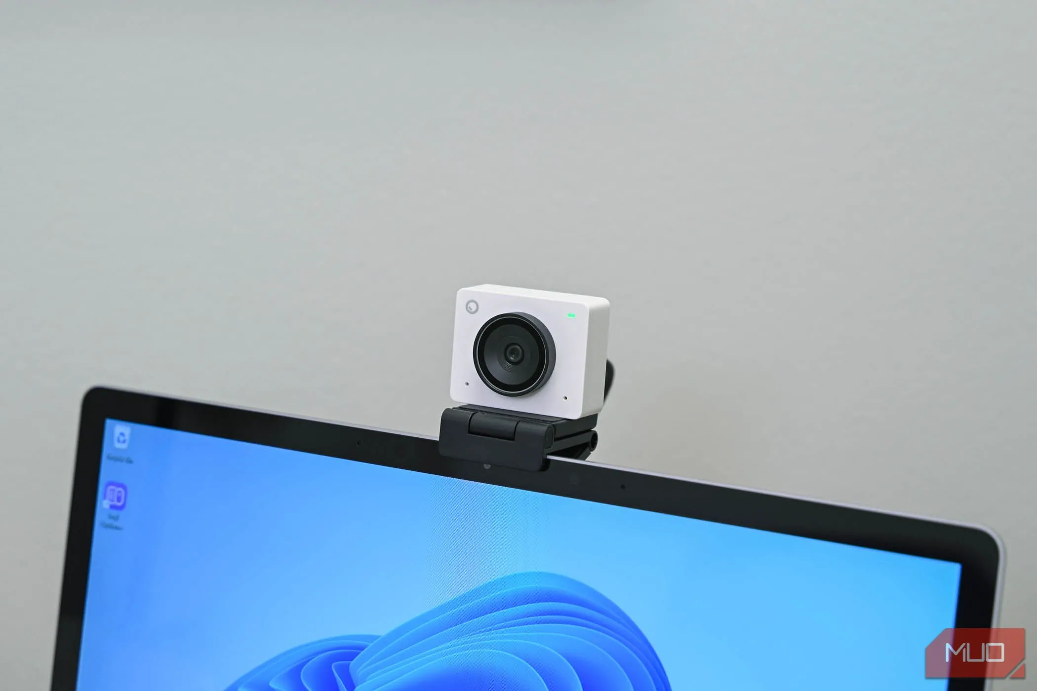 Webcam OBSBOT Meet 2 gắn trên máy tính xách tay
