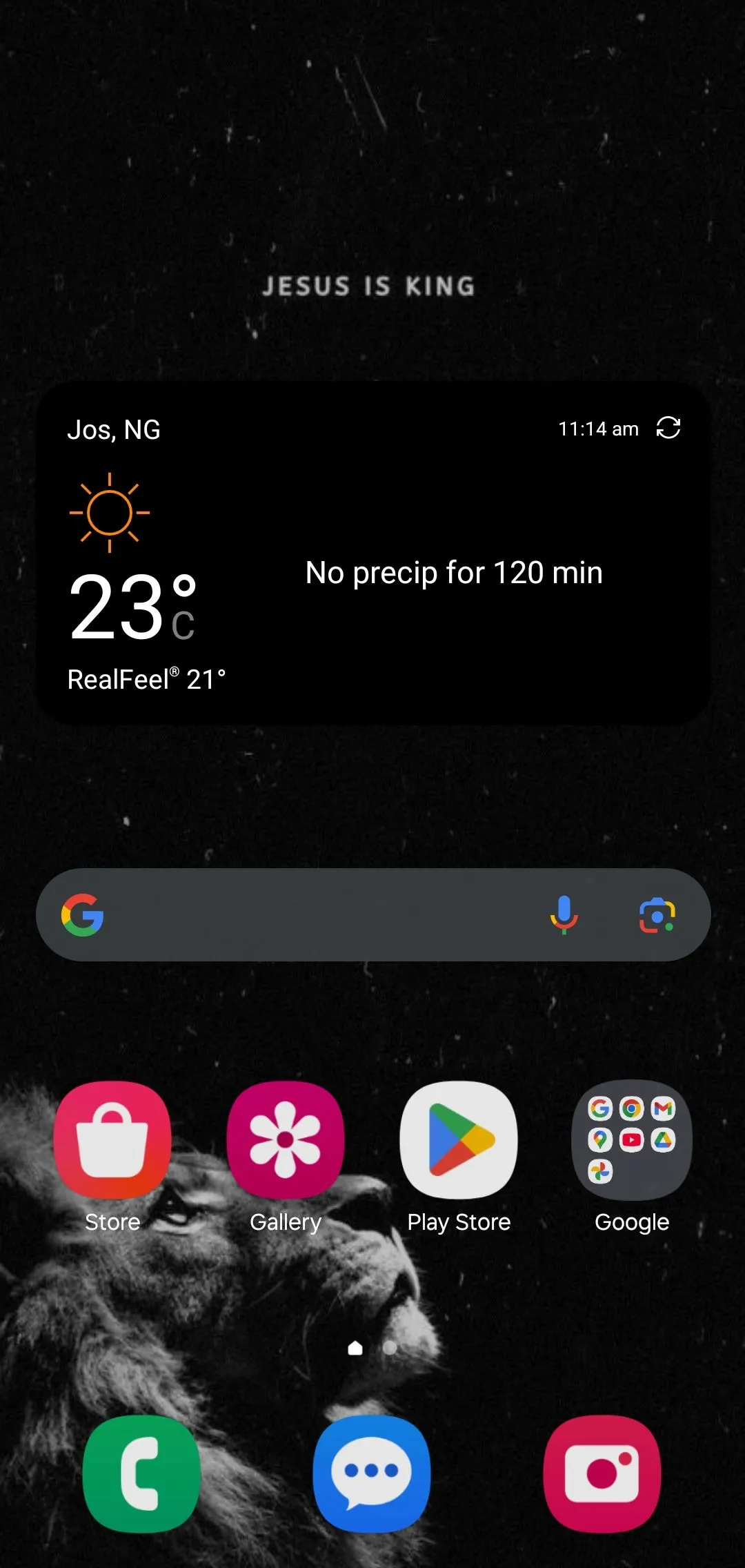 Widget AccuWeather được đặt trên màn hình chính Android, hiển thị thông tin thời tiết.