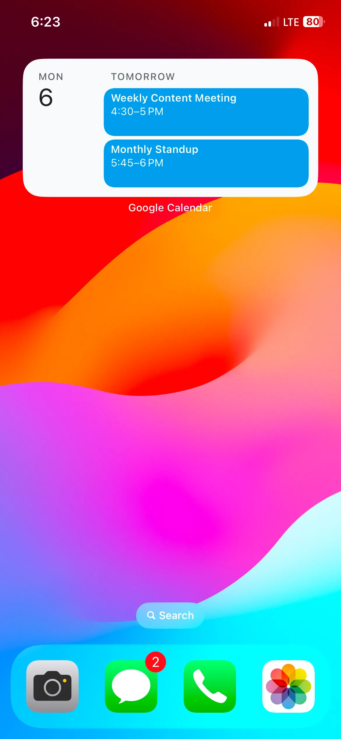 Widget Lịch Google hiển thị các sự kiện và cuộc họp sắp tới trên màn hình chính iPhone.