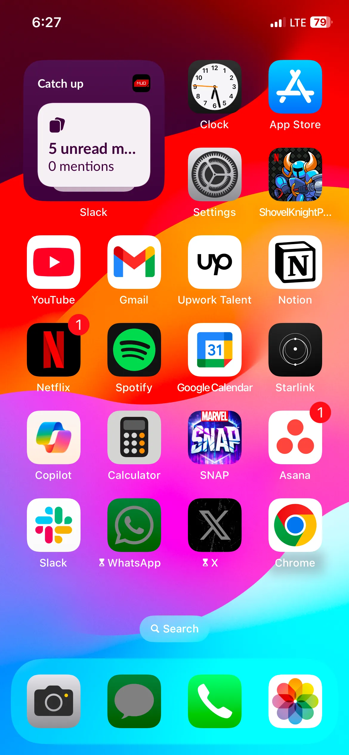 Widget Slack hiển thị số tin nhắn chưa đọc và các đề cập trên màn hình chính iPhone.