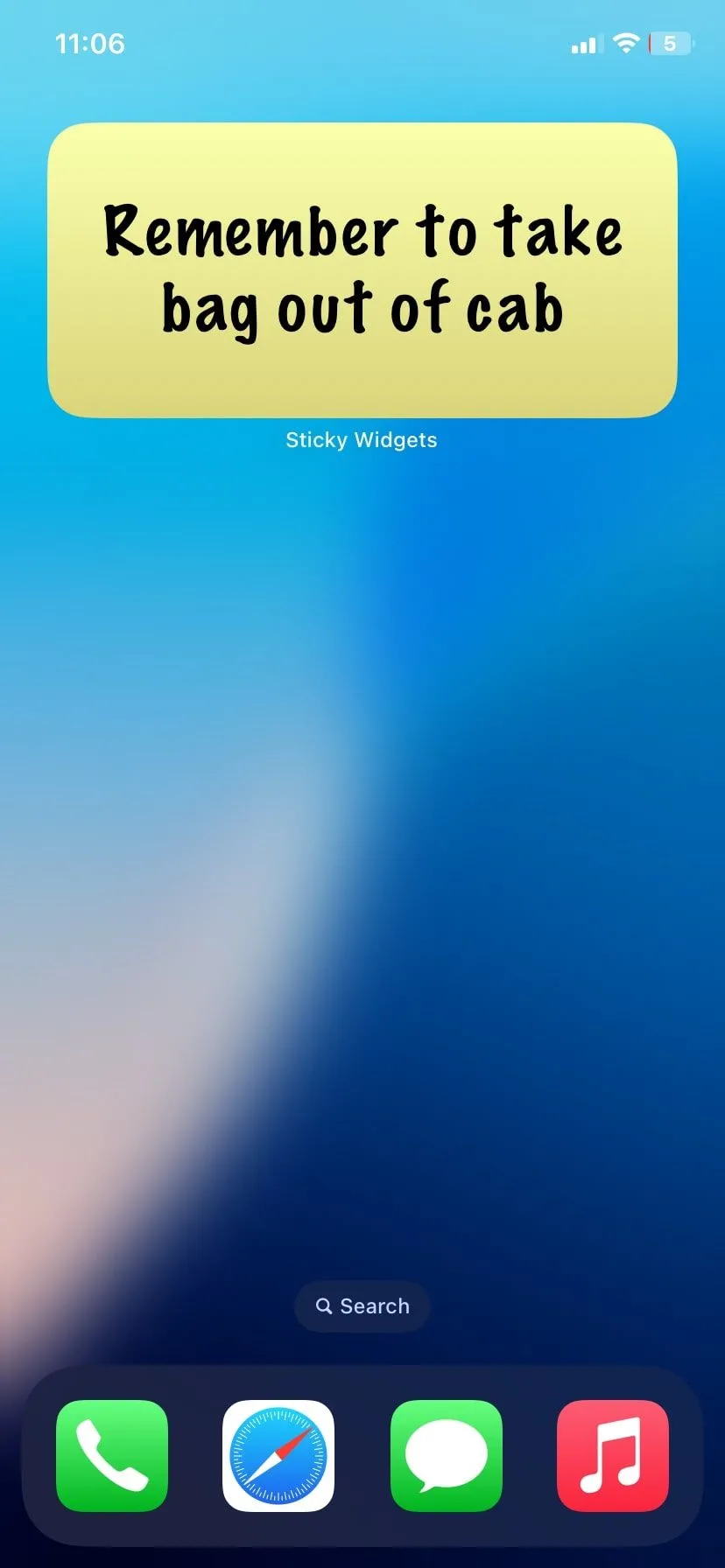Widget Sticky hiển thị ghi chú viết tay trên màn hình chính của iPhone